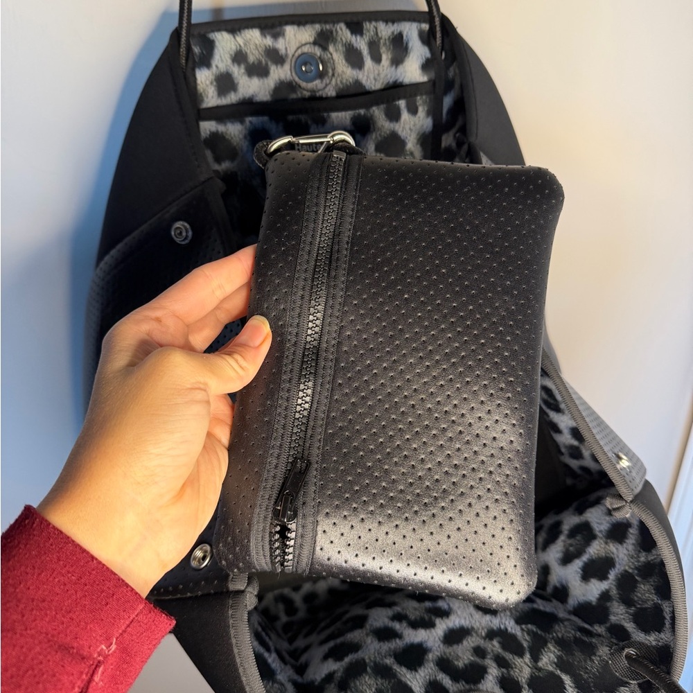 HAUTE SHORE Black Women's Tote Bag - Picture 5 of 7